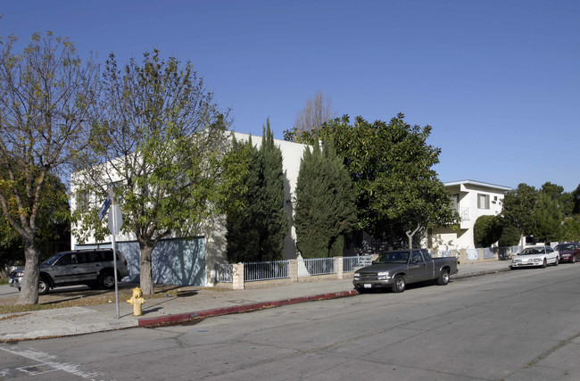 6613 Irvine Ave in North Hollywood, CA - Foto de edificio - Building Photo