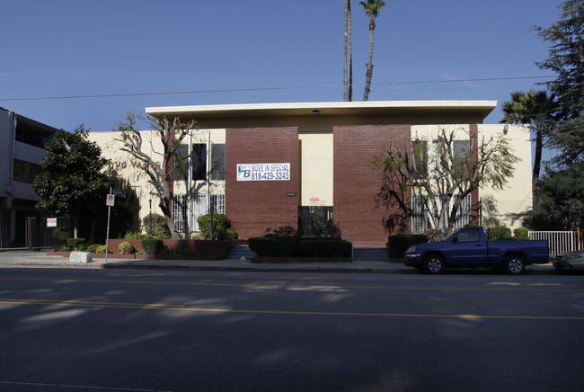 13855 Oxnard St in Van Nuys, CA - Foto de edificio - Building Photo