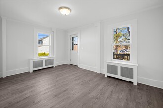 37 Summit St in Oyster Bay, NY - Foto de edificio - Building Photo