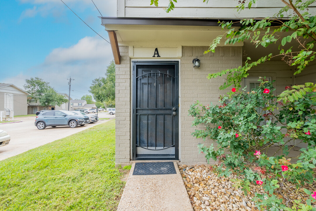 1404 Summit St in College Station, TX - Building Photo