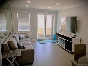 450 W Broadway, Unit 1H in Long Beach, NY - Building Photo - Building Photo