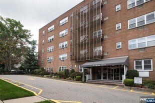 215 Aycrigg Ave in Passaic, NJ - Building Photo