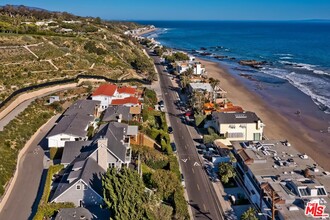 25129 Malibu Rd in Malibu, CA - Building Photo - Building Photo