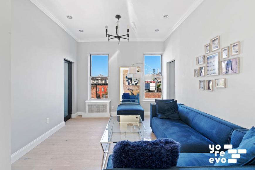 211 W 10th St in New York, NY - Building Photo