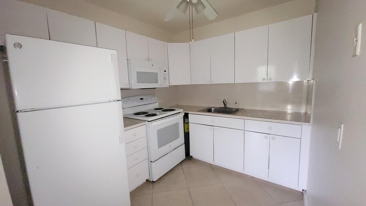 165 Canterbury G in West Palm Beach, FL - Building Photo