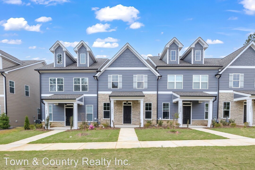 1057 N Main St Photo