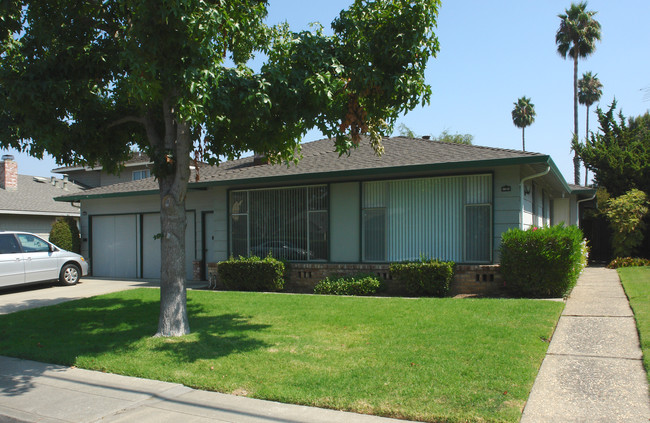 1949 S Springer Rd in Mountain View, CA - Foto de edificio - Building Photo