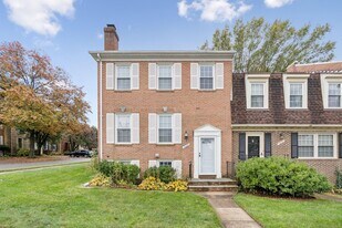 7029 Bradwood Ct in Springfield, VA - Building Photo