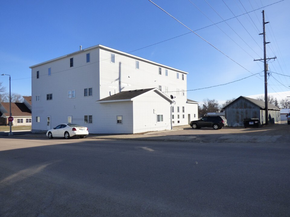 116 E Prince St in Lake Crystal, MN - Building Photo