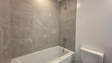 715 Davis Dr in Newmarket, ON - Building Photo - Building Photo