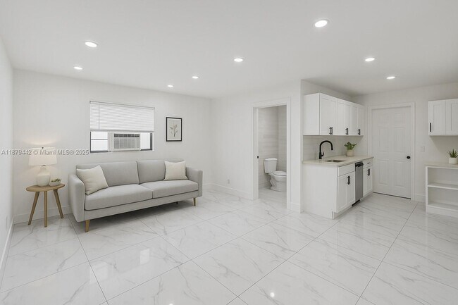 5740 Mayo St in Hollywood, FL - Building Photo - Building Photo