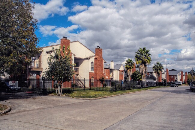 Inwood Place Apartments in Houston, TX - Building Photo - Building Photo