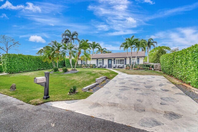 7334 Overlook Dr in Greenacres, FL - Foto de edificio - Building Photo