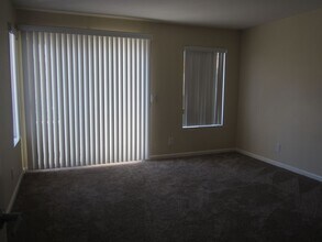 1025 La Terraza Cir in Corona, CA - Building Photo - Building Photo