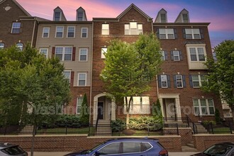 8105 Greenbelt Station Pkwy in Greenbelt, MD - Building Photo - Building Photo