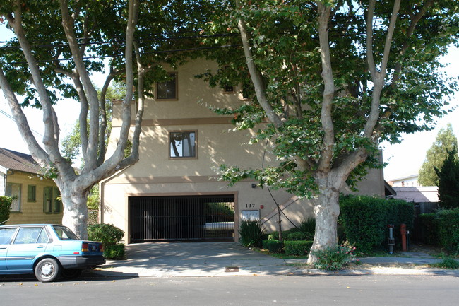 137 Anita Rd in Burlingame, CA - Building Photo - Building Photo