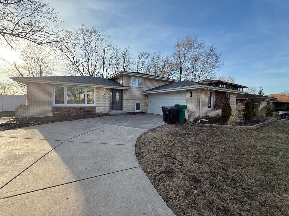 15044 S 88th Ave in Orland Park, IL - Building Photo
