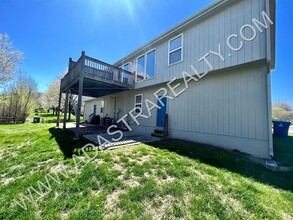 5203 Woodland Dr in Shawnee, KS - Foto de edificio - Building Photo