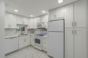371 S Hollybrook Dr in Pembroke Pines, FL - Building Photo