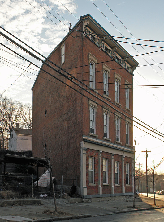 642 W McMicken Ave in Cincinnati, OH - Building Photo