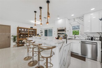 7235 SW 39th St in Miami, FL - Building Photo - Building Photo