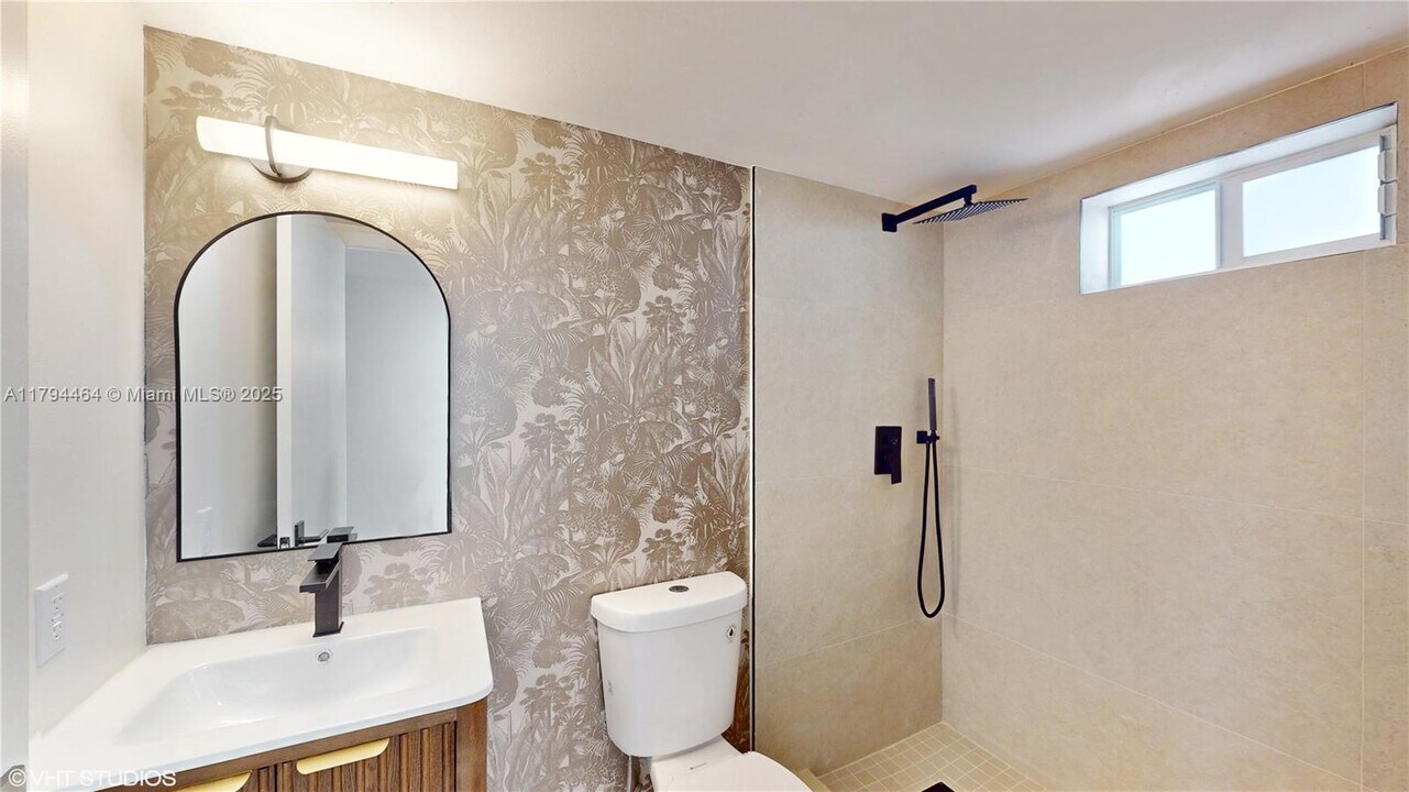 1666 West Ave, Unit 305 in Miami Beach, FL - Building Photo