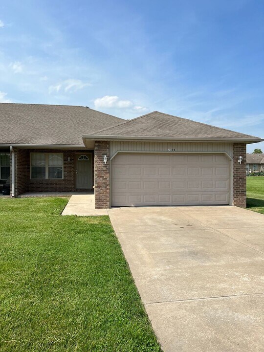 136 Maplewood St in Rogersville, MO - Building Photo