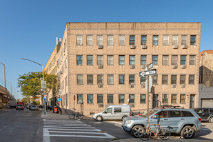 677 Meeker Ave in Brooklyn, NY - Foto de edificio - Building Photo