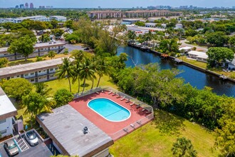 River Oaks Apartments in Oakland Park, FL - Building Photo - Building Photo