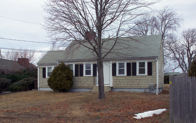 148 Cedar St in Hyannis, MA - Building Photo - Building Photo