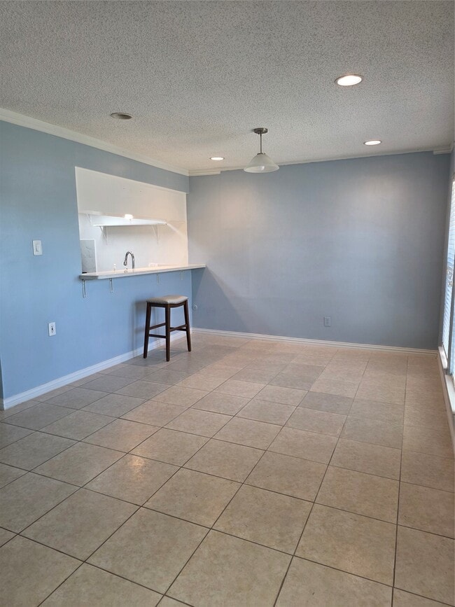 property at 1016 E Tri Oaks Ln