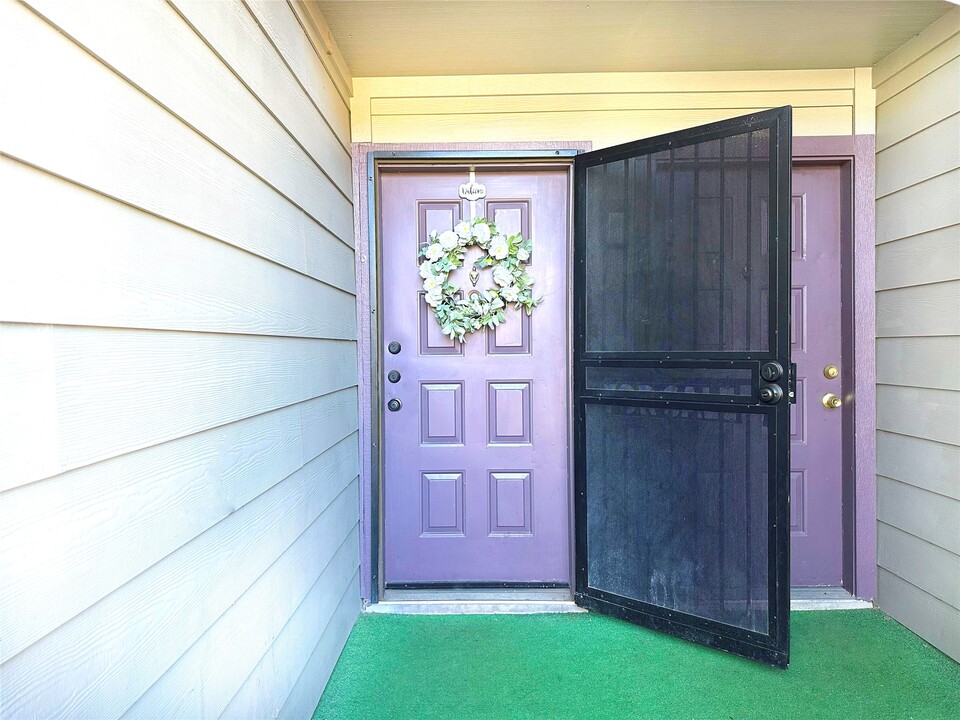 9350 Country Creek St in Houston, TX - Foto de edificio