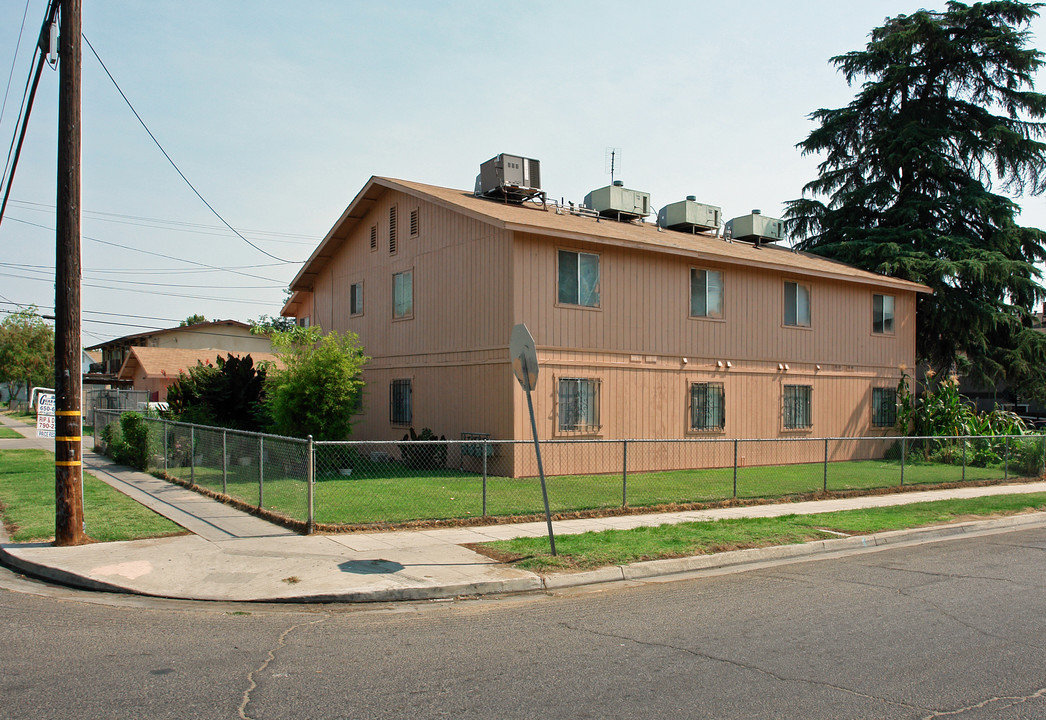 1112 N Fisher St in Fresno, CA - Foto de edificio