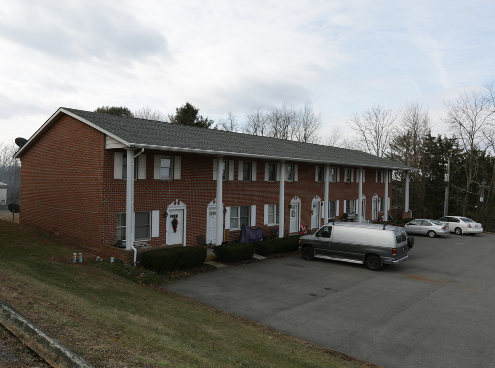 Lin Don Townhouses in Halifax, PA - Foto de edificio