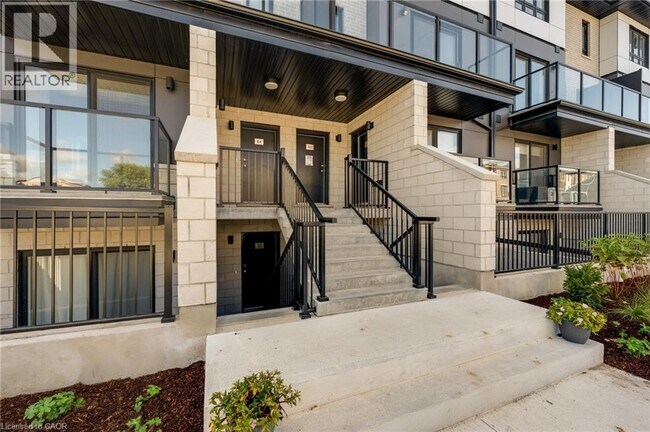 410 Northfield Dr W in Waterloo, ON - Building Photo - Building Photo