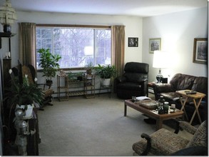 9641-9651 W Beloit Rd in Milwaukee, WI - Building Photo - Interior Photo