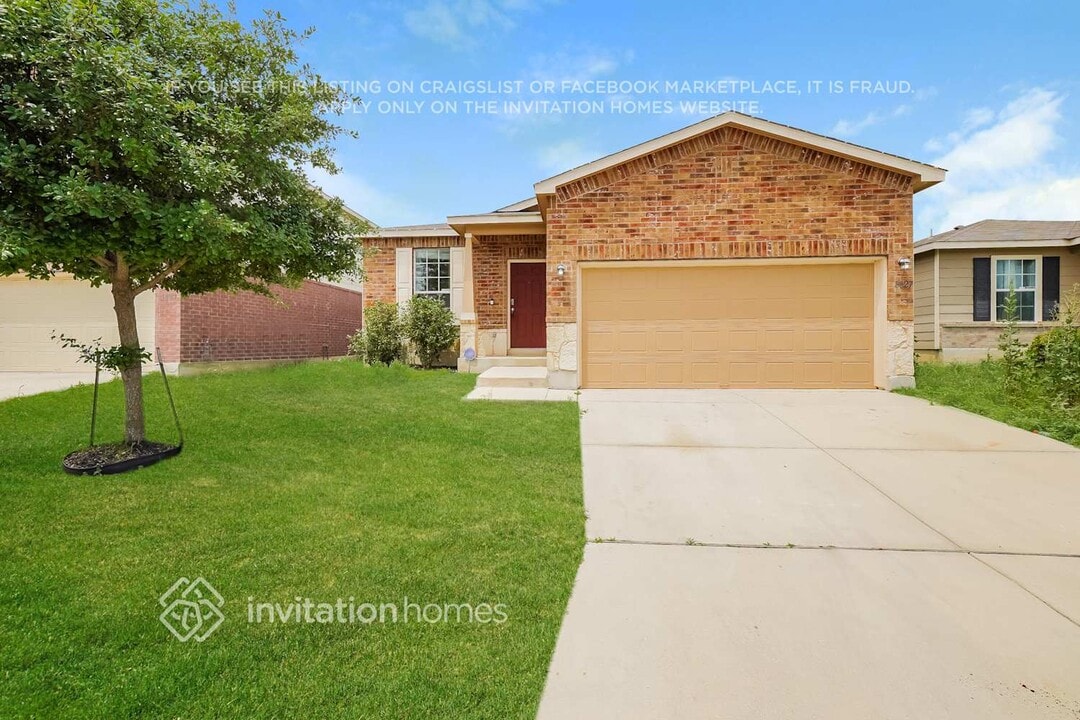 8827 Silver City in San Antonio, TX - Building Photo