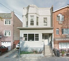 60-11 Catalpa Ave in Ridgewood, NY - Building Photo