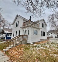 1324 Bluff Ave in Sheboygan, WI - Building Photo