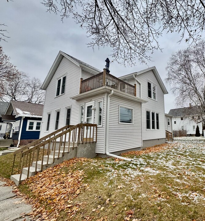 1324 Bluff Ave in Sheboygan, WI - Building Photo