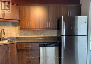 35 Trailwood Dr in Mississauga, ON - Building Photo - Building Photo