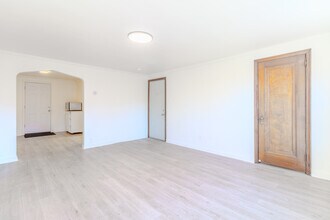 825 5th Ave, Unit 1 in East Mckeesport, PA - Foto de edificio - Building Photo