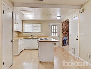 1971 Inglis Way in Roseville, CA - Building Photo - Building Photo