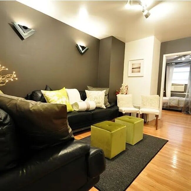 212 E 12th St, Unit 1A in New York, NY - Foto de edificio - Building Photo