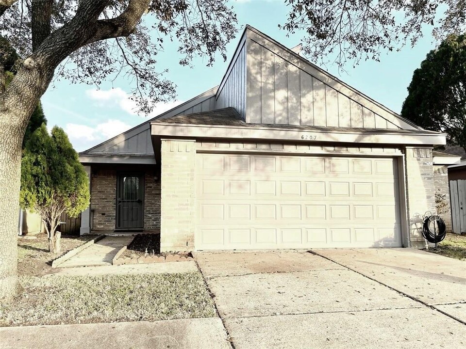 6207 Grandvale Dr in Houston, TX - Building Photo