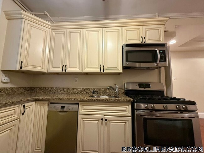 1253 Beacon St in Brookline, MA - Building Photo - Building Photo