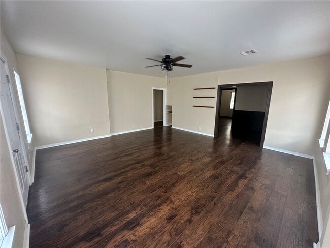 10715 Hillman Dr in Dickinson, TX - Building Photo - Building Photo