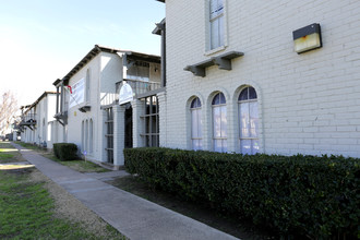 Cornerstone Apartments in Dallas, TX - Building Photo - Building Photo