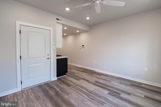 644 N 38th St-Unit -UNIT B in Philadelphia, PA - Foto de edificio - Building Photo