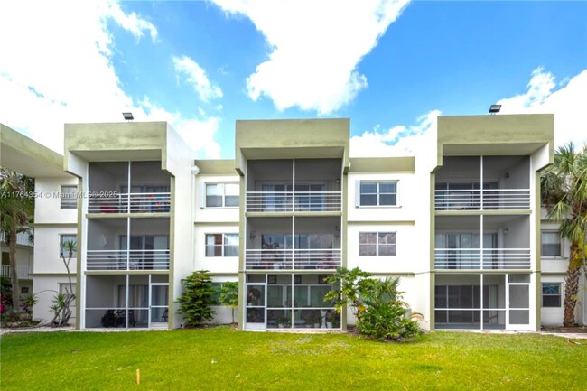 4235 N University Dr in Sunrise, FL - Building Photo - Building Photo
